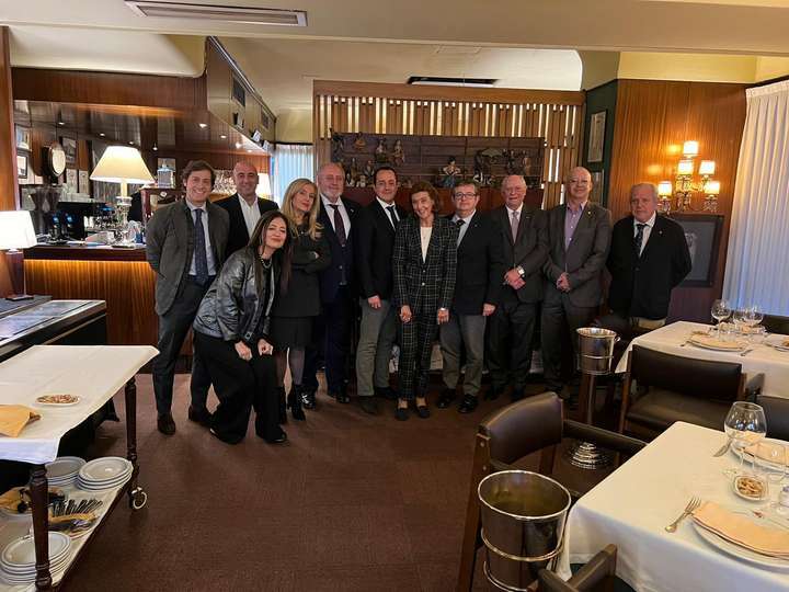 Miembros del Rotary Club con Espejel
