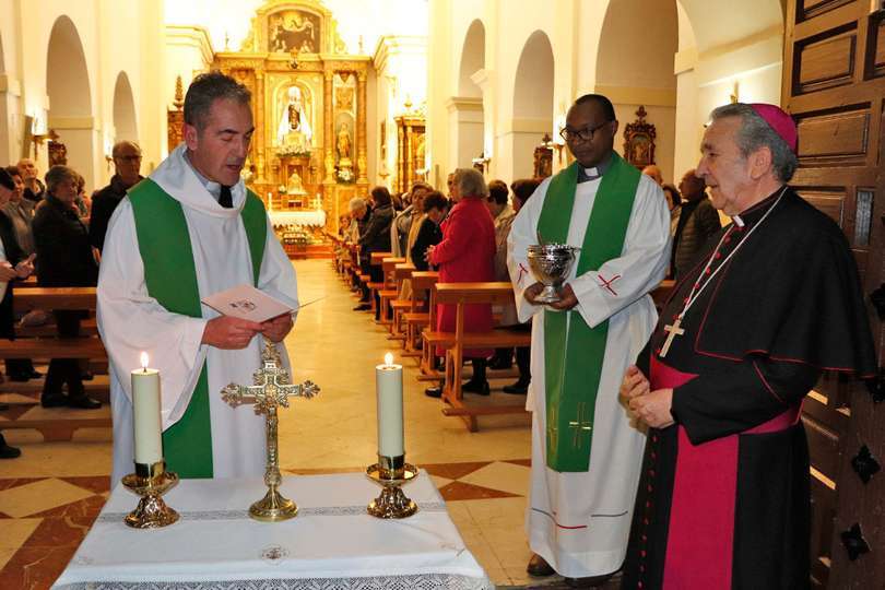 A las puertas de la iglesia del Carmen, en recepción de la Parroquia almodovareña al inicio de su visita pastoral