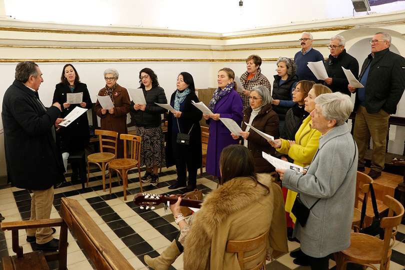 El coro parroquial participó en las dos eucaristías dominicales oficiadas por el obispo