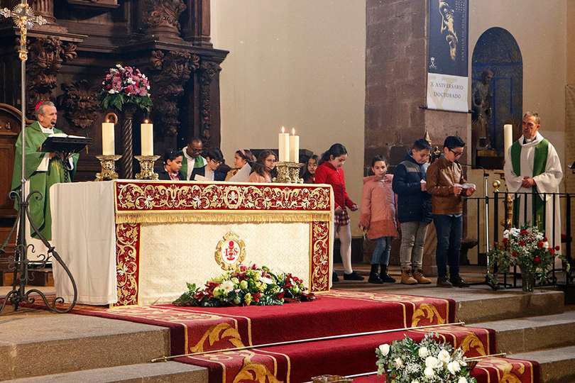 Los niños. como es habitual, hicieron las peticiones del domingo