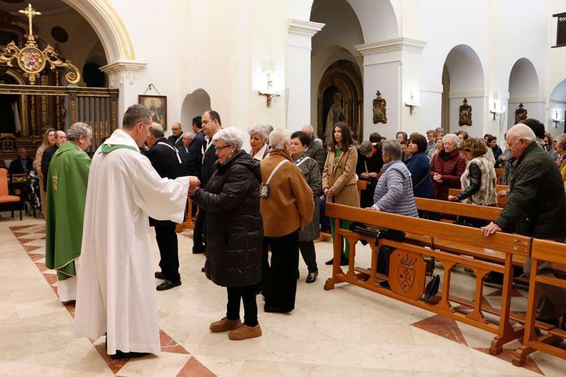Ofreciendo el cuerpo de Cristo en la misa del sábado por la tarde