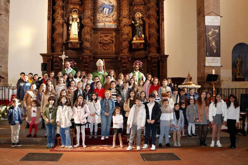 Posado junto a los niños que acudieron a la misa de la familia