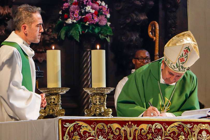Rubricando los libros parroquiales para dejar constancia de su visita