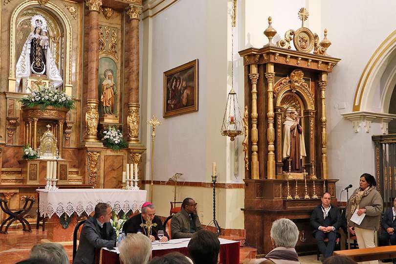 Una de las intervenciones de los distintos grupos parroquiales y de hermandades que escuchó el responsable de la Diócesis ciudadrealeña