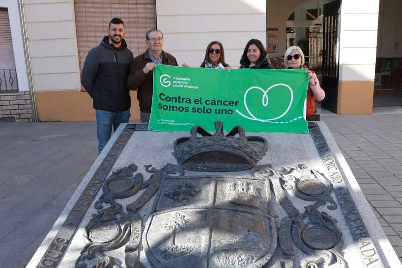 La presidenta de la Junta Local, en el centro, junto a otros voluntarios de la asociación y munícipes