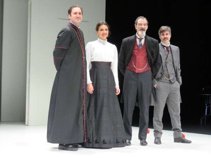 Alex Gadea, Ana Ruiz, Jacobo Dicenta y Alejandro Arestegui, posando ante los medios gráficos