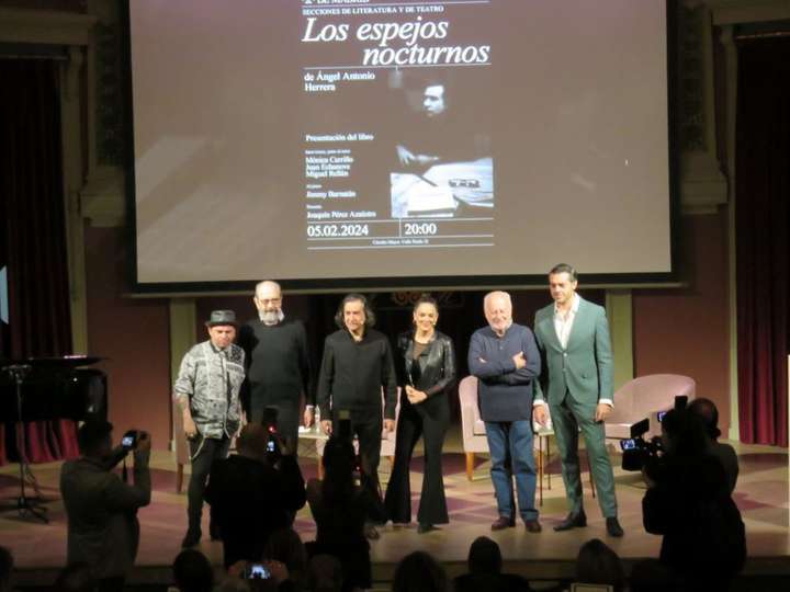 De izquierda a derecha, Jimmy Barnatán, Miguel Rellán, Ángel Antonio Herrera, Mónica Carrillo, Juan Echanove y Joaquín Pérez Azaústre, posando ante los medios gráficos