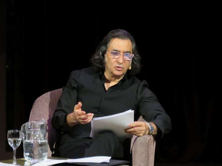 Ángel Antonio Herrera leyendo uno de sus poemas
