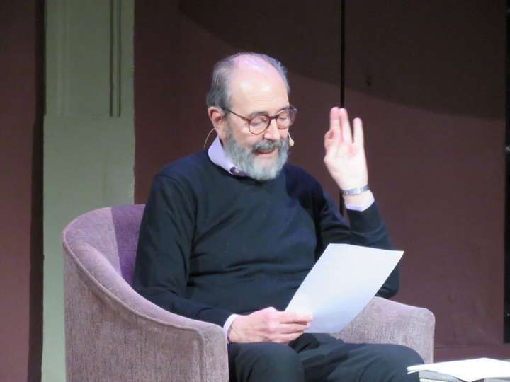 Miguel Rellán, recitando un poema del libro