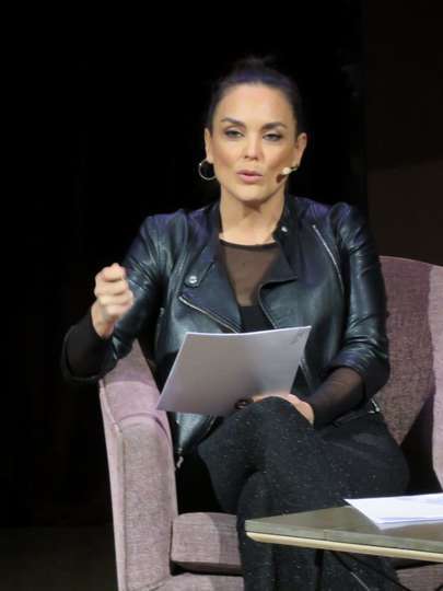 Mónica Carrillo durante la lectura de versos del libro