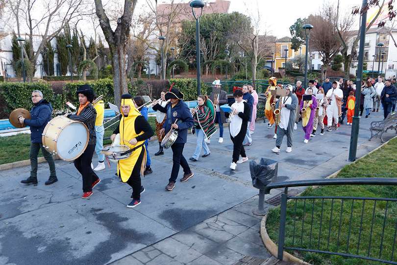 Componentes de la Escuela Municipal de Música, abriendo el desfile infantil