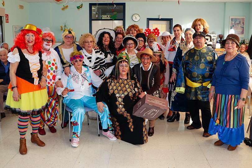Participantes en la fiesta que acudieron con disfraz