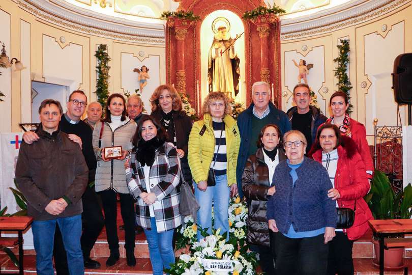 Autoridades y vecindad, posando tras la entrega de reconocimientos en la capilla natal de san Juan Bautista de la Concepción