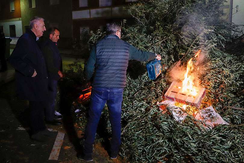 El alcalde contempla el encendido de la candelaria