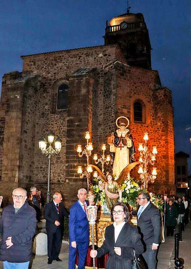 El patrón, con el templo parroquial al fondo