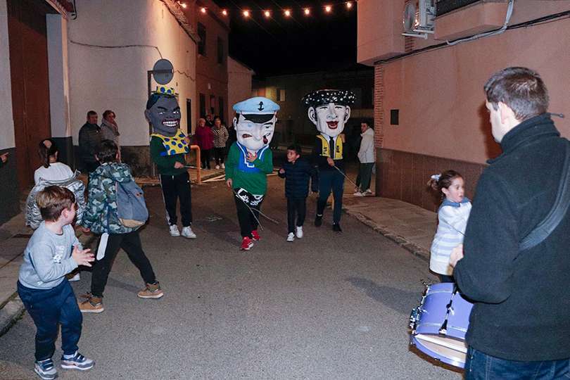 Niños correteando en derredor de los cabezudos