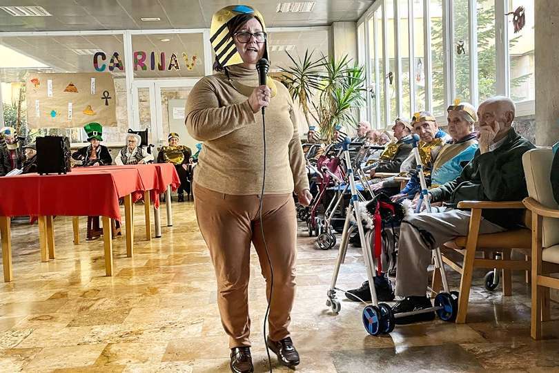 Una de las actuantes en el karaoke