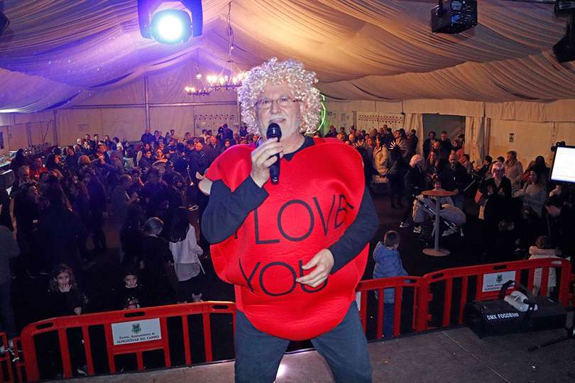 El cantante Alfredo animando la noche en la carpa del Jardín