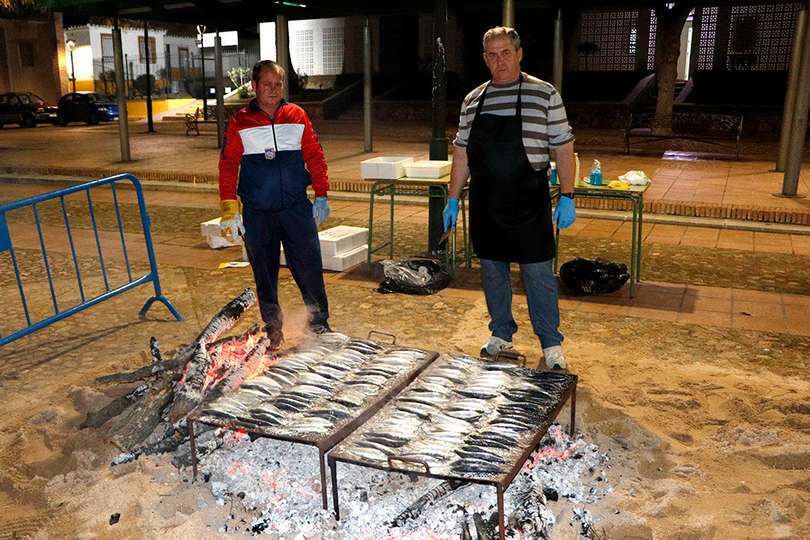 Operarios municipales ocupándose de asar las sardinas