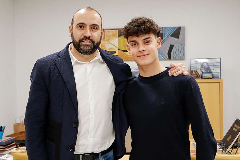 Jesús Ruiz y el joven piloto rabanero, ayer tarde en el despacho de Alcaldía