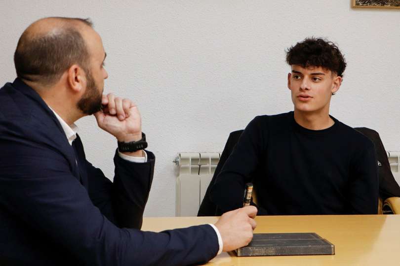 David Almansa, explicando al alcalde pormenores de la nueva temporada