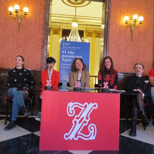 En el centro, la directora del Teatro de la Zarzuela,Isamay Benavente, junto a Cristina Arias, responsable de la coreografía; Marta Eguilior, directora de escena y escenografía; Lara Diloy, directora musical y Enrique Viana, adaptador del texto de la obra
