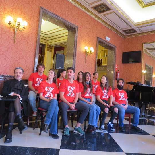 Enrique Viana, junto a parte del elenco de la obra