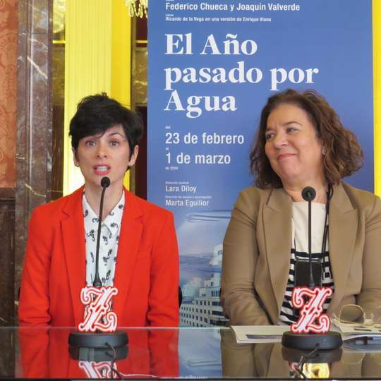 Marta Eguilior, directora de escena y escenografía, junto a la directora del Teatro de la Zarzuela, Isamay Benavente