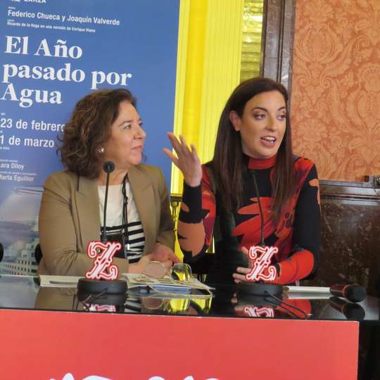 Junto a Isamay Benavente, Lara Diloy, directora musical, durante su disertación