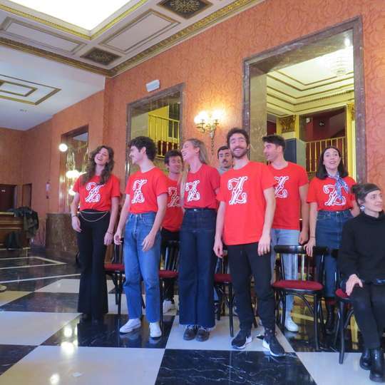 Parte del reparto durante una de las actuaciones ofrecidas durante la rueda de prensa