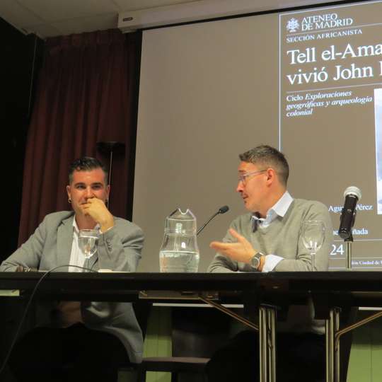 El conferenciante, Ángel Carlos Aguayo con Jorge García Sánchez, de la Universidad Complutense de Madrid