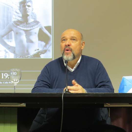 2 Basilio Rodríguez Cañada, presidente de la Sección Africanista del Ateneo de Madrid, que presentó y coordinó el acto
