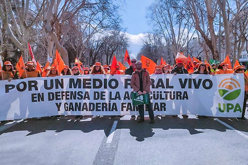 El regidor torteño, ante otra de las pancartas reivindicativas