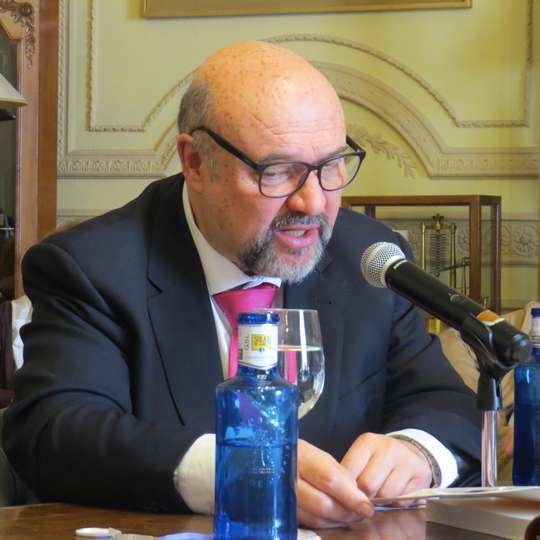 Basilio Rodríguez Cañada, presidente del Grupo Editorial Sial Pigmalión. Profesor de Comunicación, edición, técnicas de dirección y creación literaria. Escritor. Presidente del PEN Club Español