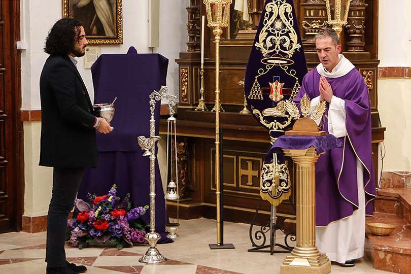 El párroco Juan Carlos Torres, bendiciendo las nuevas potencias del Rescatado