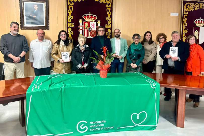 Fotografia de familia, junto al autor, al término del acto