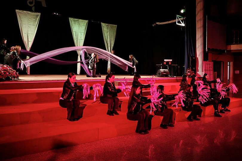 Momento de apertura del acto con la performace de alumnas del Instituto rabanero