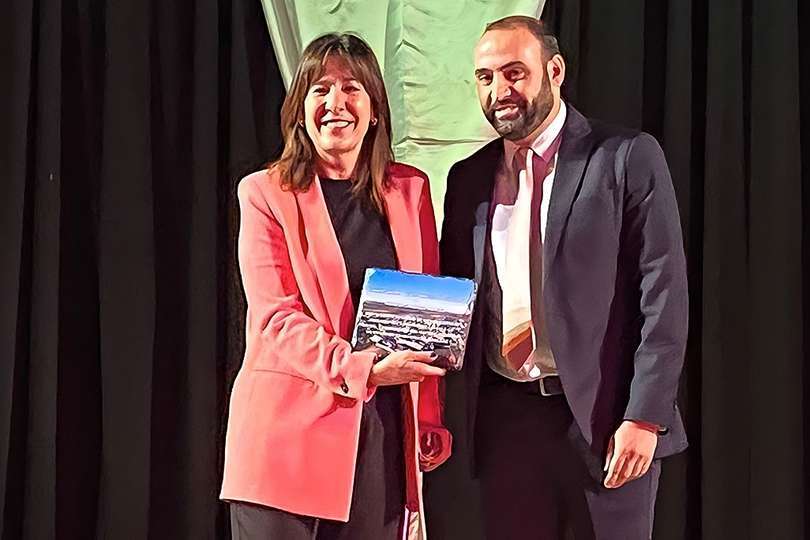 El alcalde ha tenido también un detalle con la delegada provincial