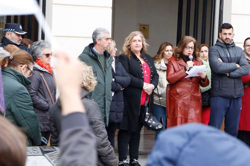 Carmen González y Conchi Sánchez, en el centro, poniendo voz al manifiesto del 8M