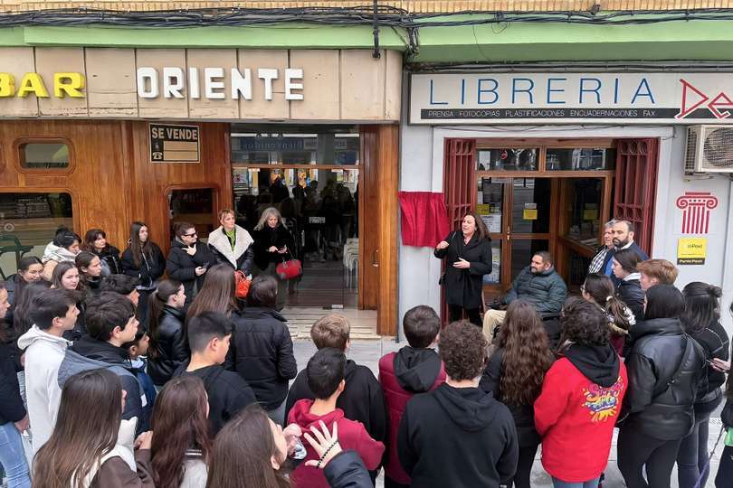 Panorámica de la placa que ha sido descubierta en la fachada de Librería Delfos
