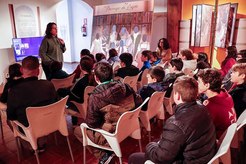 Alumnado del colegio 'Virgen del Carmen', esta mañana en la exposición