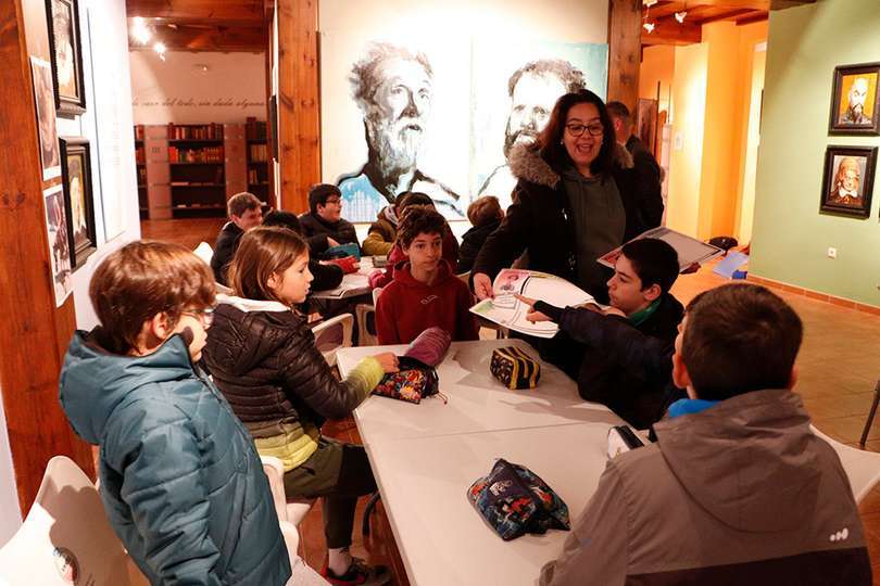 Repartiendo las láminas sobre las que emular al maestro Palmero