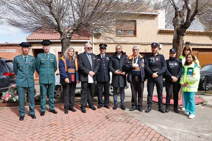 Jesús Ruiz y José Domínguez posando tras la ofrenda junto a representantes de diferentes cuerpos de seguridad y sanidad de Argamasilla de Calatrava
