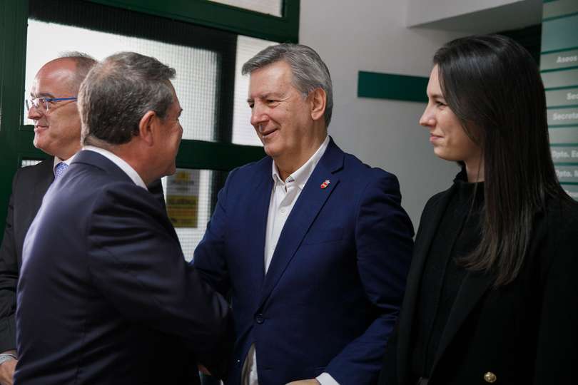 García-Page saluda a Andrés Gómez