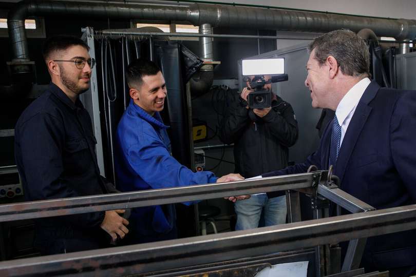 García-Page saluda a varios alumnos