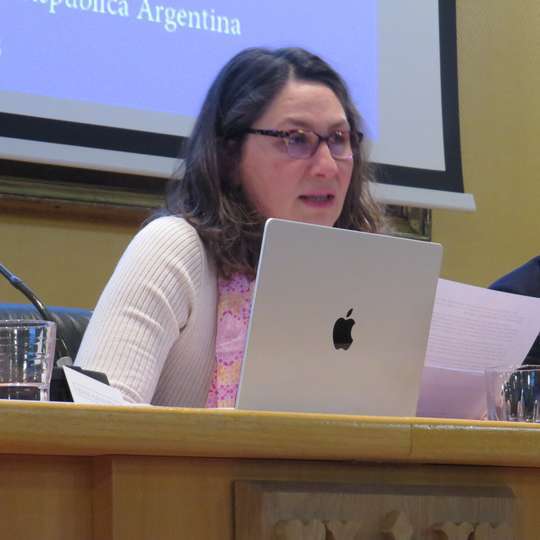 Raquel Delgado, directora adjunta de Sial Pigmalión, que presentó y coordinó el acto de presentación del libro