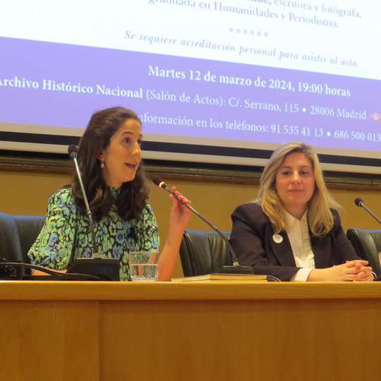 María Ruiz de Loizaga con María Bahamonde