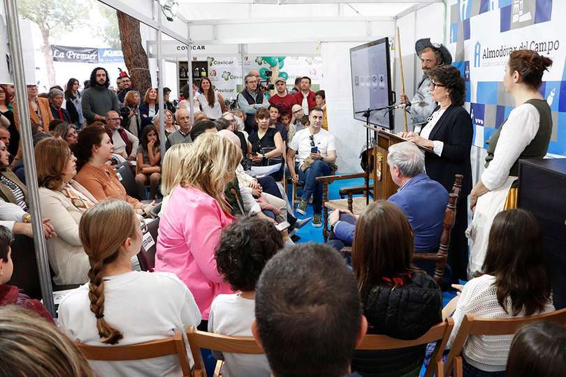 Silvia Palmero, de pie a la derecha, durante el acto de ayer