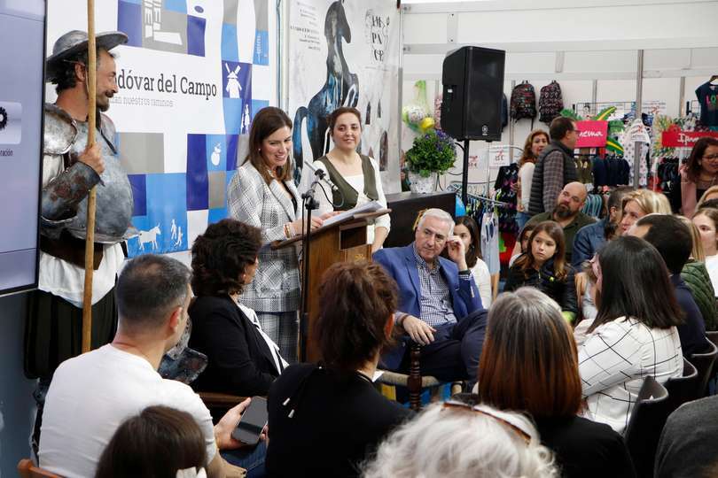 La edil de Cultura se dirige a la nieta de Alfredo Palmero durante el acto