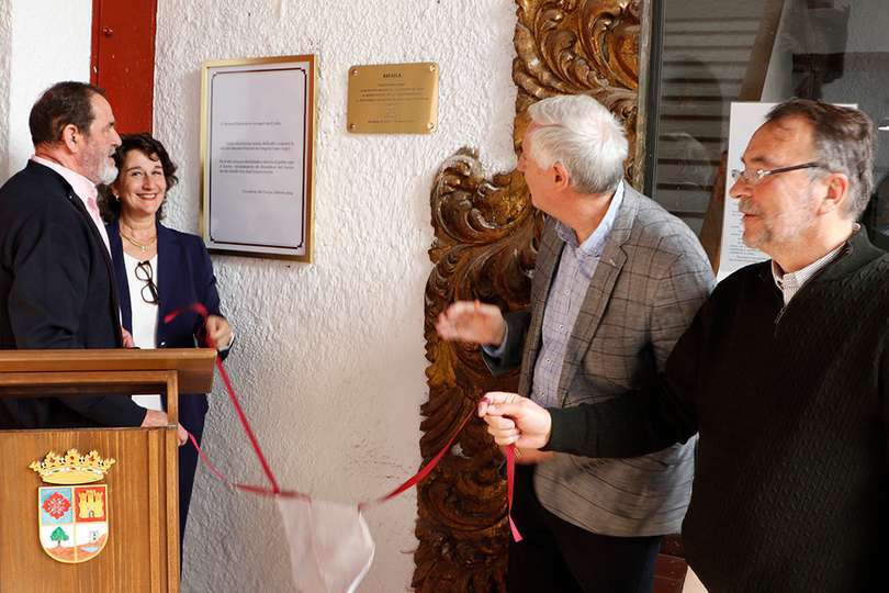 A la izquierda el hijo de Rafaela, junto a Silvia Palmero y a la derecha Lozano y De la Fuente, tras haber descubierto la placa en memoria de Rafaela